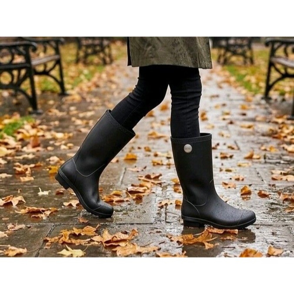 UGG Women's Black Matte Rain Boots Size 8 Waterproof Matte Rubber Booties Shaye